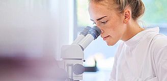 Frau Schaut in Mikroskop | Litozin